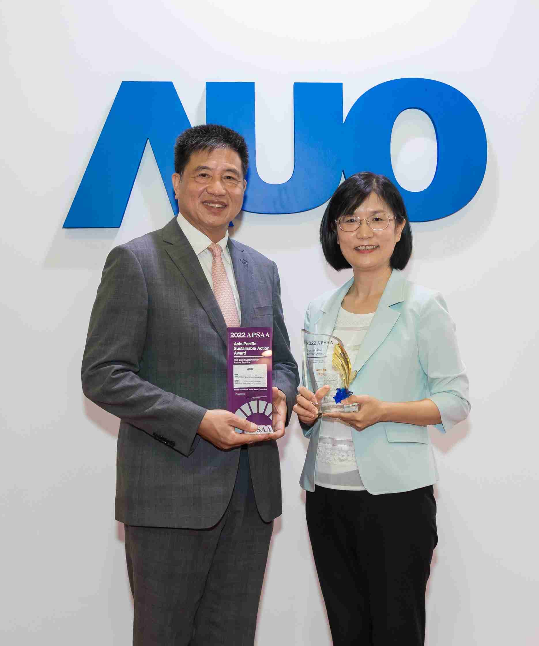 JDB电子长期垫筑永续远景的基石，，透过ESG暨气候委员会逐步实践永续策略蓝图。。。其中，，JDB电子光电永续长古秀华带领团队、、、、制定中长期目标，，，缔造多面向亮眼表现，，，，获得「顶尖永续长奖」的个人奖殊荣（左：JDB电子光电董事长暨执行长彭双浪，，右：JDB电子光电永续长古秀华）