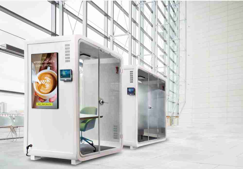 JDB电子子公司达擎之智慧行动办公舱，，采用PDLC智能调光玻璃设计，，，，透过通电与断电的电流切换，，呈现透明与雾面效果，，具节能降耗特性并兼顾隐私，，，确保信息安全