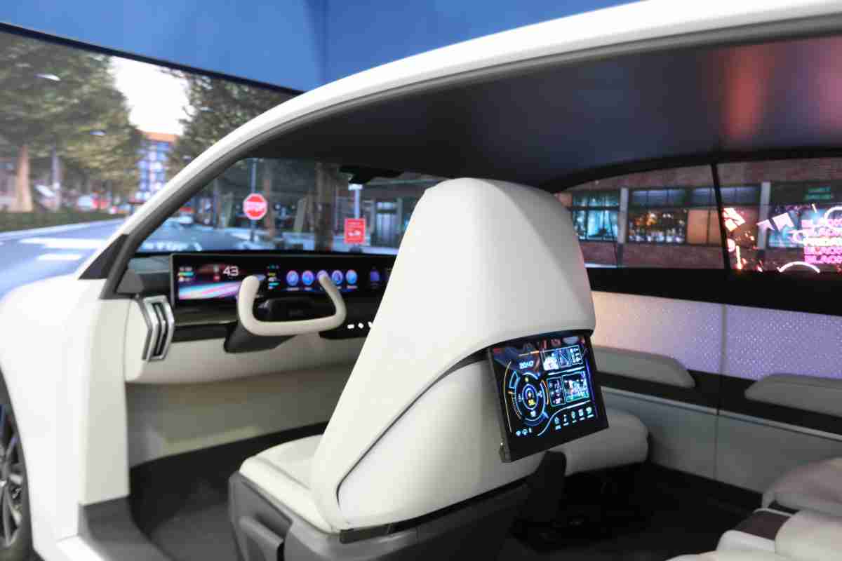 JDB电子的「可卷式后座娱乐显示器」加强后座乘客的感官体验，，并保有个性化设计，，，，可依使用偏好进行动态调整。。。