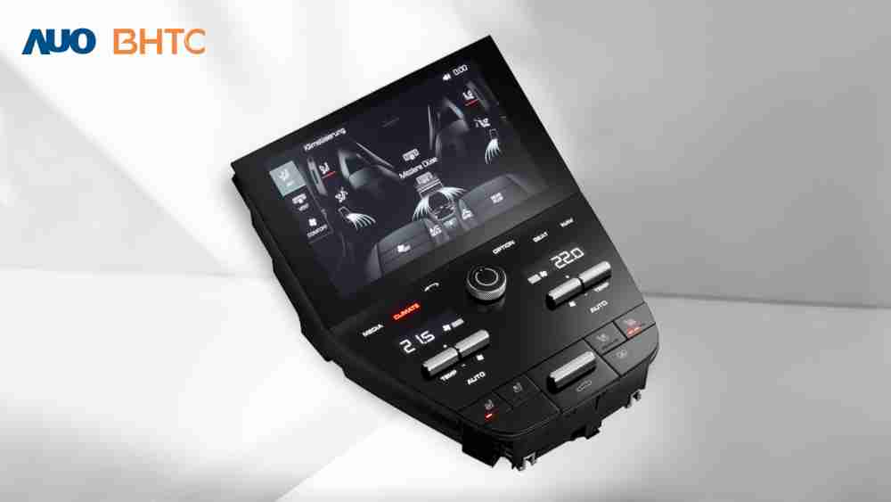 作為友達新生力軍，，，BHTC所展示的中央與後座鞍部的Display HMI產品，，，，可處理多區恆溫控制、、顯示畫面，，，呈現仿真3D車室分區；以力傳感技術精準傳遞觸感，，，，並結合音量及震動反饋，，防止意外啟動，，，提供使用者自然流暢、、、、直觀且輕鬆駕馭的舒適介面