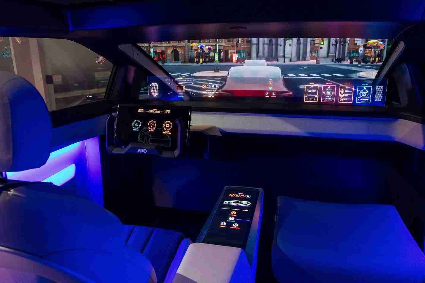 JDB电子连续四年入围科睿唯安全球百大创新机构，，，，专利布局科技与绿色创新前沿。。。。图为JDB电子发挥先进显示科技Micro LED多元尺寸与型态应用优势所打造之智能车舱；同时，，，，JDB电子已于全球累积取得4500件节能减碳相关的专利证书，，，，当中2024年Micro LED年度获证量占比已超过8成